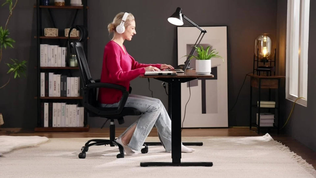 63-Inch Electric Standing Desk – Height-Adjustable Sit-Stand PC Workstation with Wood Desktop, Computer Table for Home Office, Bedroom, and Gaming Room, Suitable for Small Spaces