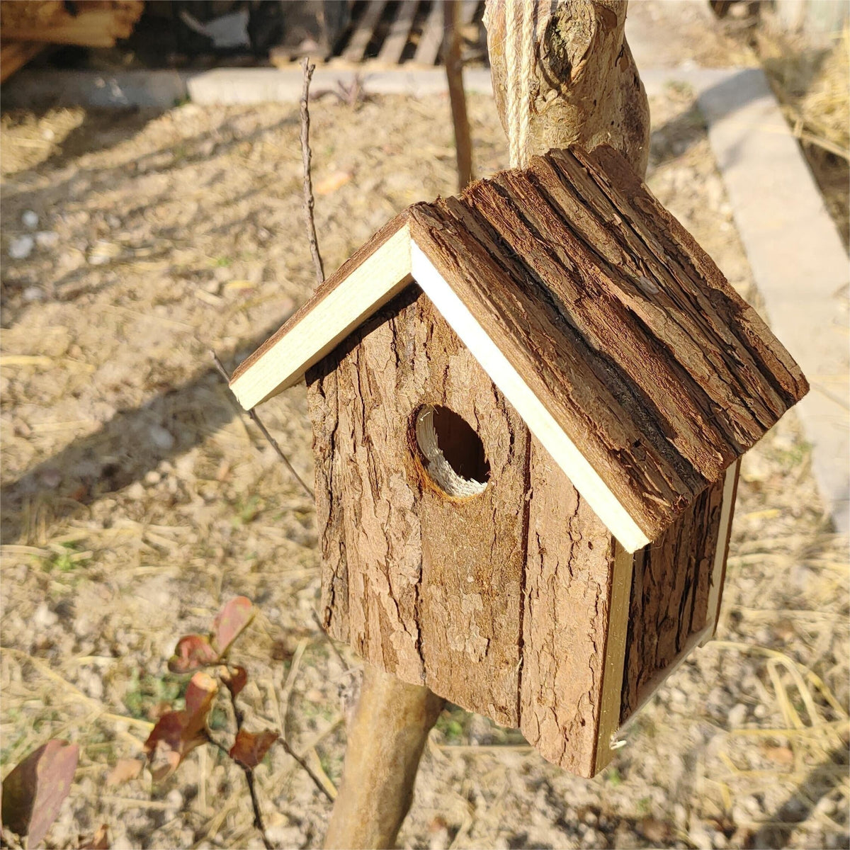 Outdoor Wooden Log Birdhouse with Hanging Rope, Ventilated Natural Wood Bird Nest for Garden, Backyard, Patio, Yard Decor, Wild Birds Nesting Box