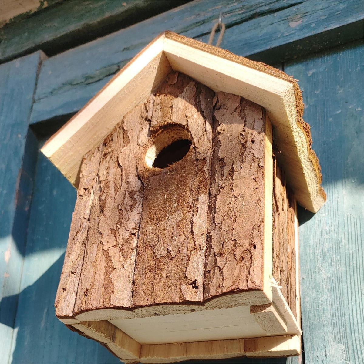 Outdoor Wooden Log Birdhouse with Hanging Rope, Ventilated Natural Wood Bird Nest for Garden, Backyard, Patio, Yard Decor, Wild Birds Nesting Box