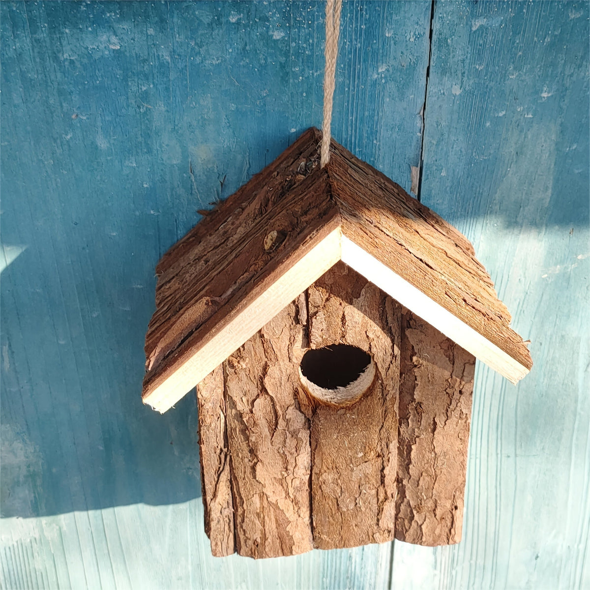 Outdoor Wooden Log Birdhouse with Hanging Rope, Ventilated Natural Wood Bird Nest for Garden, Backyard, Patio, Yard Decor, Wild Birds Nesting Box