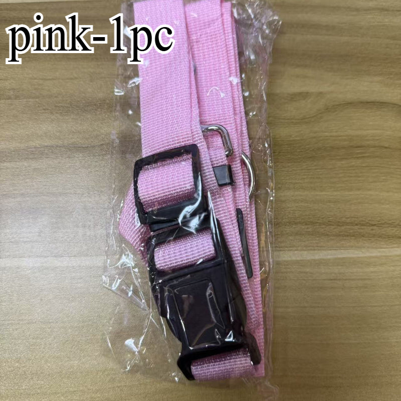 可调节宠物汽车安全带，配有二合一尼龙牵引绳——猫狗通用后座安全带，防止行车过程中宠物分散驾驶员注意力或跌出窗外，适用于所有品种的宠物车载束缚装置