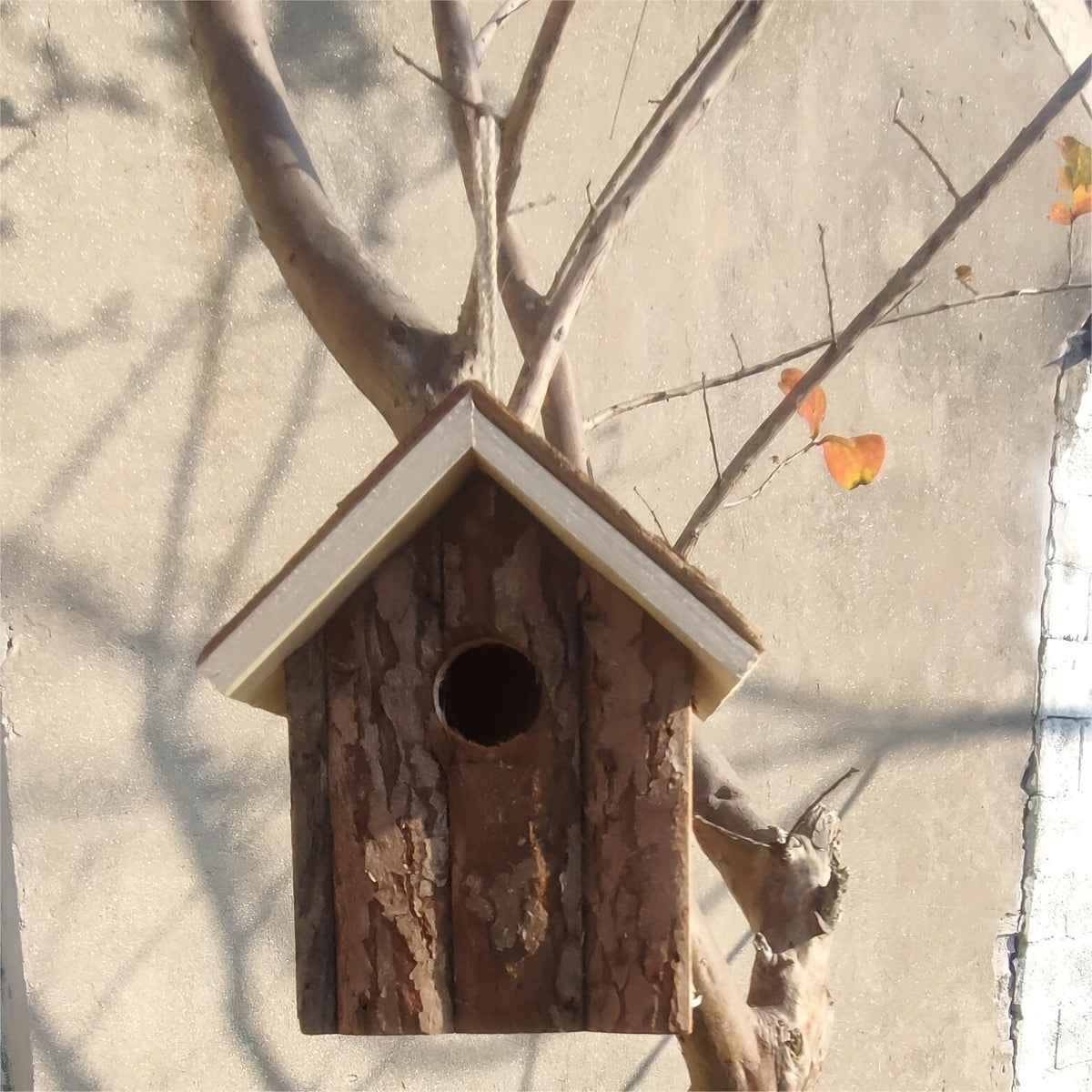 Outdoor Wooden Log Birdhouse with Hanging Rope, Ventilated Natural Wood Bird Nest for Garden, Backyard, Patio, Yard Decor, Wild Birds Nesting Box