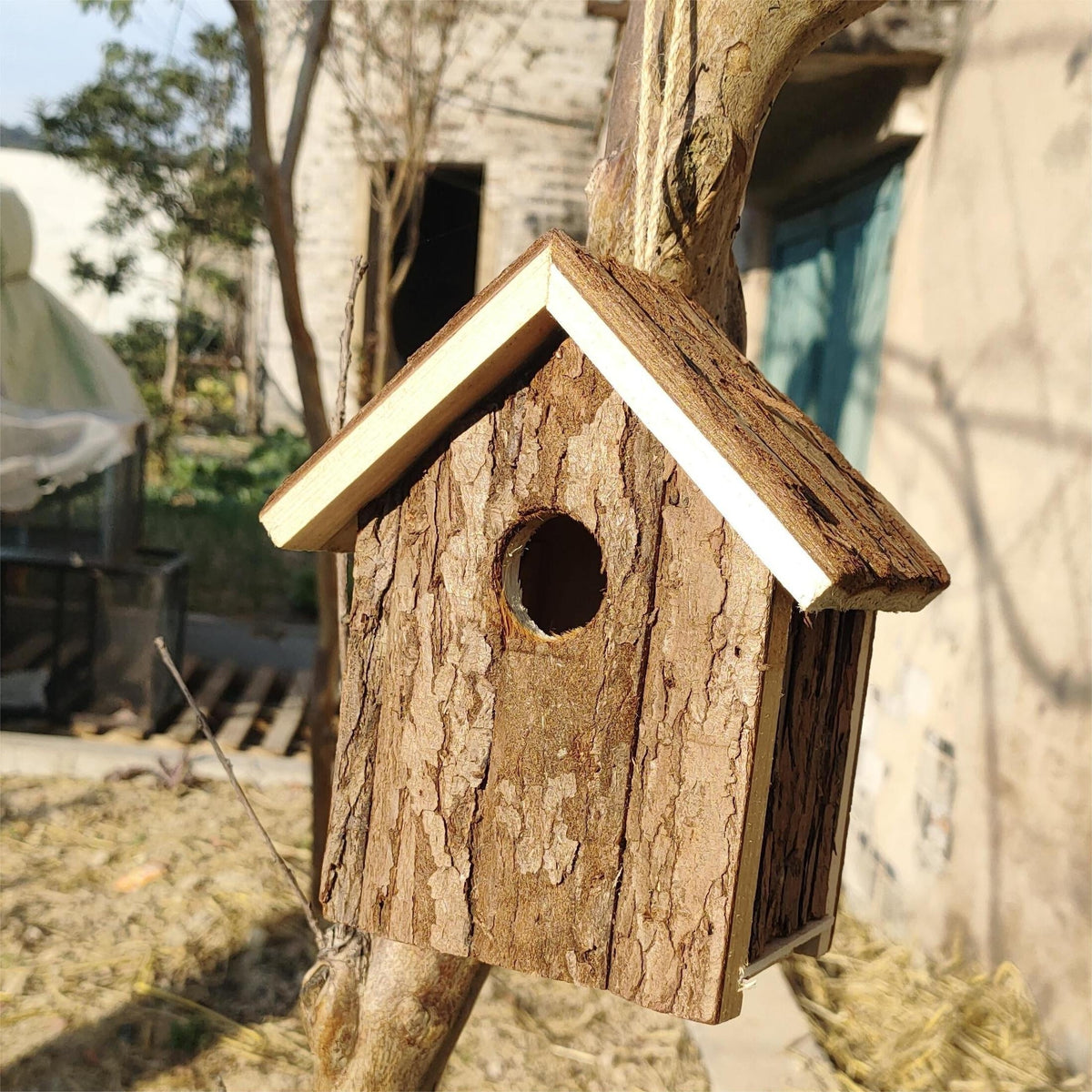Outdoor Wooden Log Birdhouse with Hanging Rope, Ventilated Natural Wood Bird Nest for Garden, Backyard, Patio, Yard Decor, Wild Birds Nesting Box